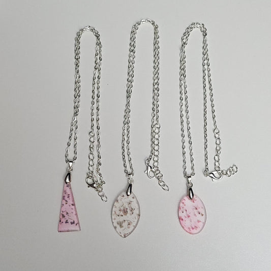 Flower resin necklace - test sample - Maker's One Takers