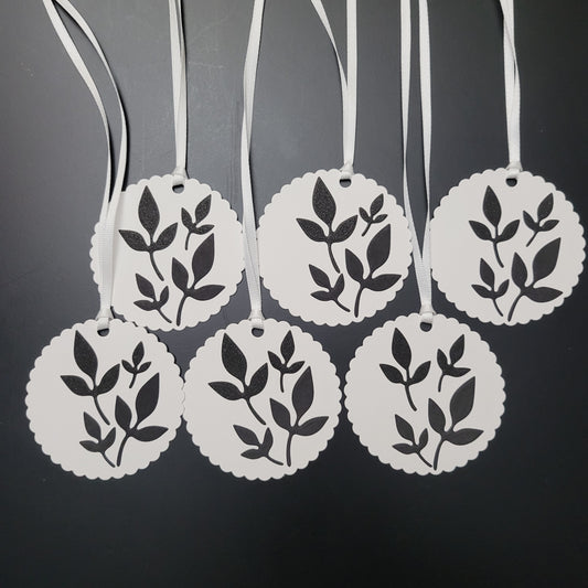 Single Fluted Circle Black 3 Leaf Gift Tag.