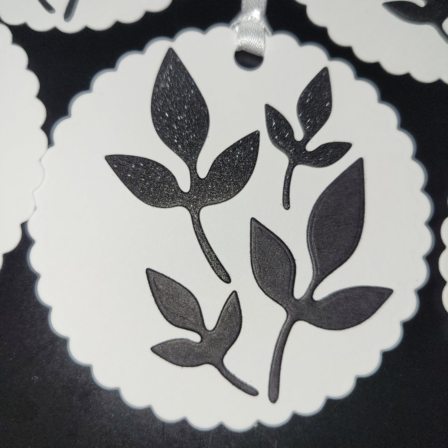 Single Fluted Circle Black 3 Leaf Gift Tag.