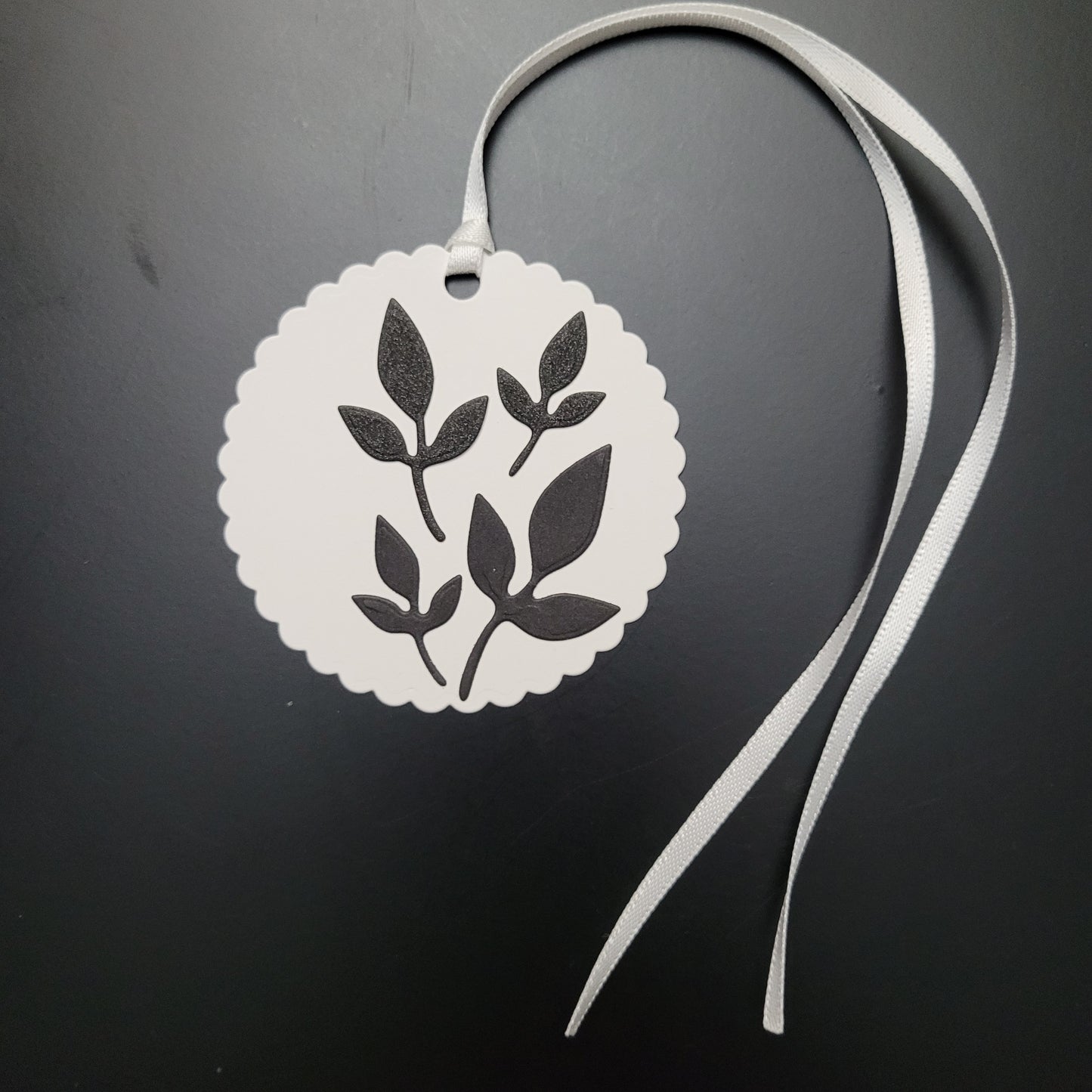 Single Fluted Circle Black 3 Leaf Gift Tag.
